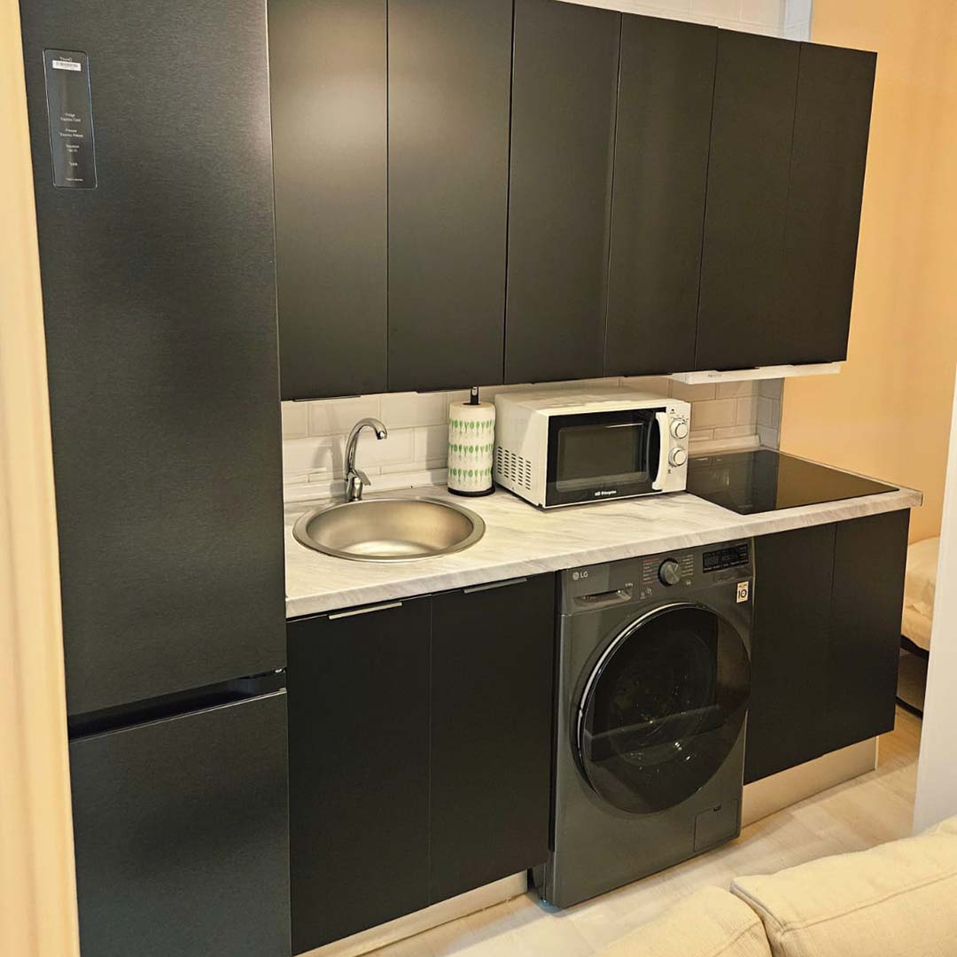 Montaje de sofá chaise longue en salón